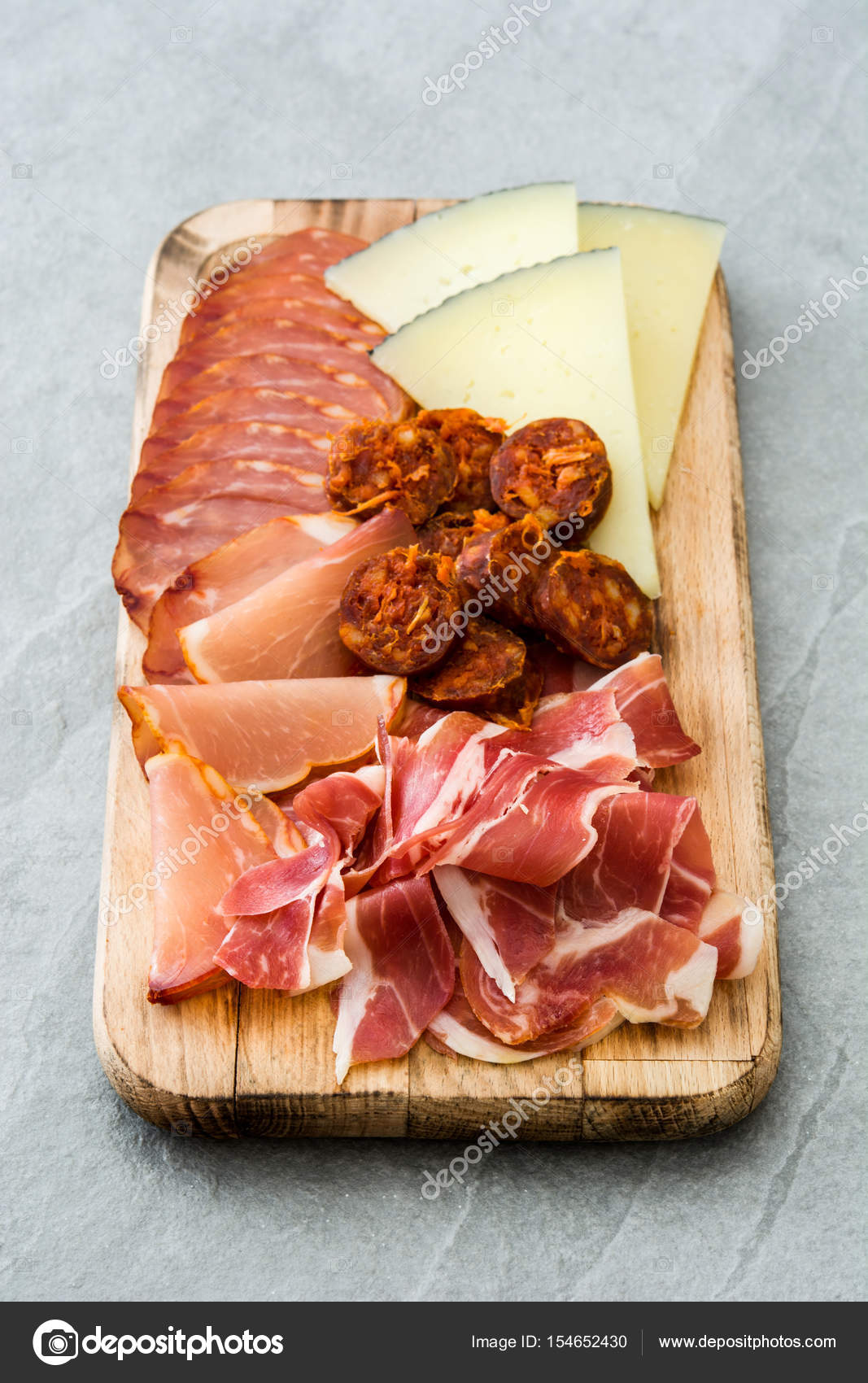 Charcuterie espagnole (embutidos). Fromage, saucisse et jambon sur table  grise image libre de droit par etorres69 © #154652430