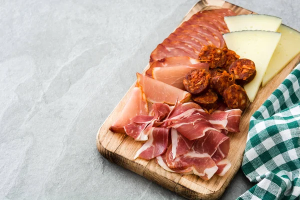 Embutidos españoles (embutidos). Queso, salchichas y jamón sobre mesa gris — Foto de Stock