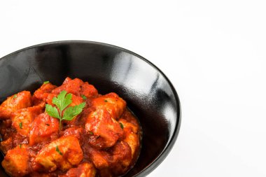 Tavuk tikka masala beyaz arka plan üzerinde izole kase