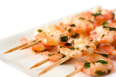 Beyaz arka plan üzerinde izole karides şiş şifreli