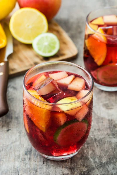 Bebida de sangría en vaso sobre mesa de madera — Foto de Stock