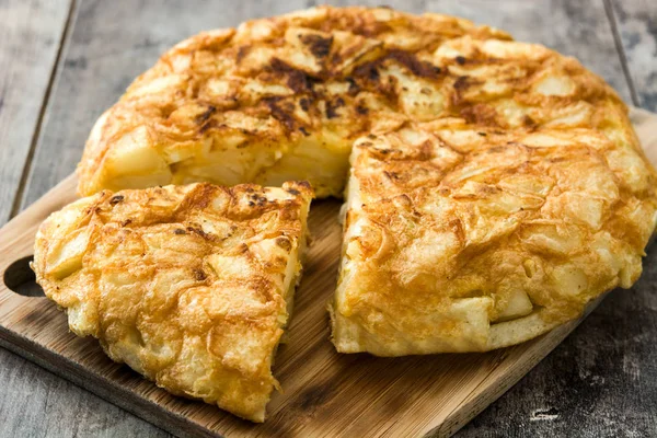 Tradycyjny hiszpański omlet na drewnianym stole — Zdjęcie stockowe