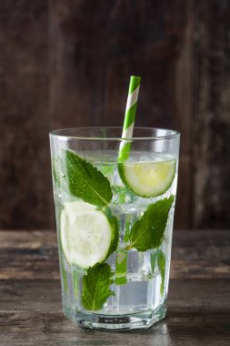 Mojito kokteyl cam ahşap tablo