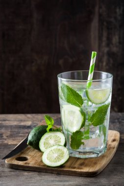 Mojito kokteyl cam ahşap tablo