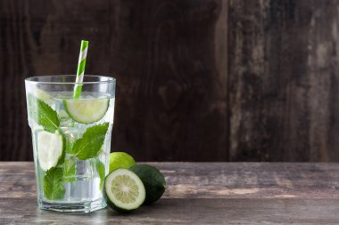 Mojito kokteyl cam ahşap tablo