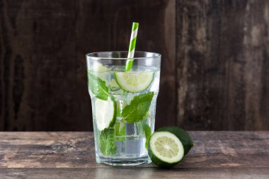 Mojito kokteyl cam ahşap tablo