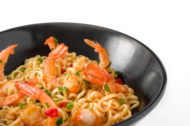 Erişte ve siyah kase beyaz arka plan üzerinde izole sebzeli karides