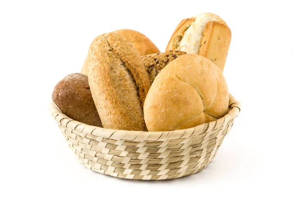 在白色背景上孤立的篮子里混合的面包 — 图库照片
