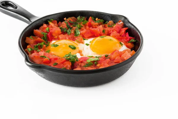 Shakshuka in ijzer koekenpan geïsoleerd op een witte achtergrond. Typische gerechten in Israël. — Stockfoto