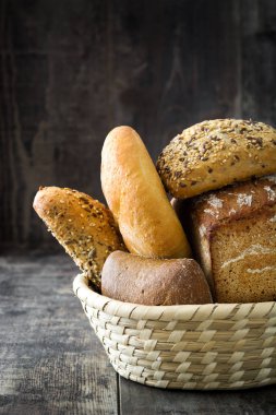 Karışık ekmek sepeti ahşap tablo