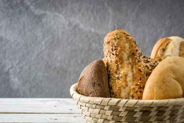 Karışık ekmek sepeti Beyaz ahşap tablo