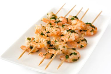 Beyaz arka plan üzerinde izole karides şiş şifreli