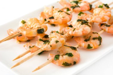 Beyaz arka plan üzerinde izole karides şiş şifreli