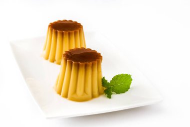 Krem karamel. Beyaz arka plan üzerinde izole yumurta puding