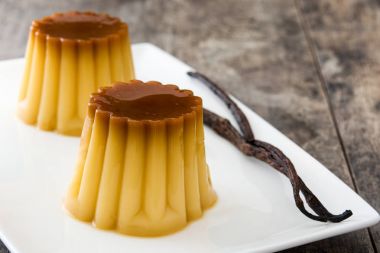Krem karamel. Ahşap masa üzerinde yumurta puding.