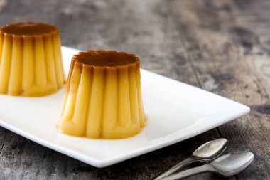 Krem karamel. Ahşap masa üzerinde yumurta puding.