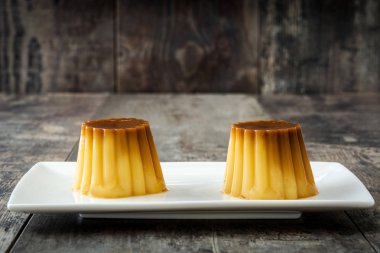 Krem karamel. Ahşap masa üzerinde yumurta puding.