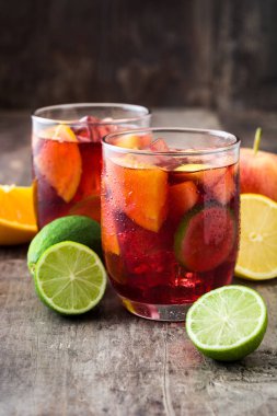 Sangria içki cam ahşap tablo