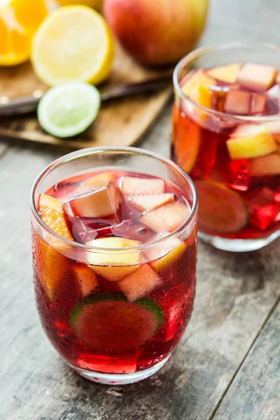 Bebida de sangría en vaso sobre mesa de madera — Foto de Stock