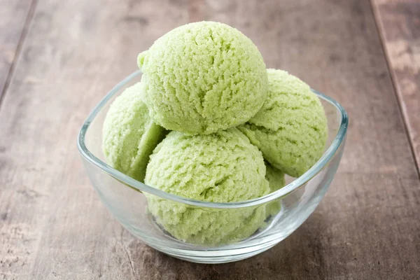 Té verde helado matcha en mesa de madera —  Fotos de Stock