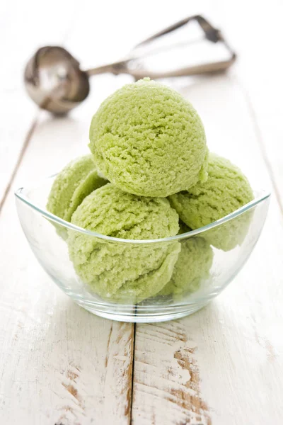 Helado matcha té verde sobre mesa de madera blanca —  Fotos de Stock