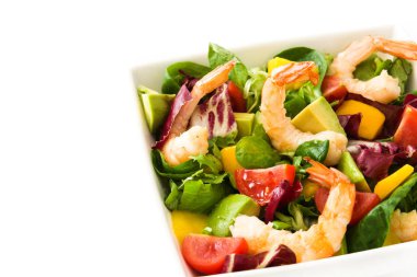 Mango ve avokado beyaz arka plan üzerinde izole karides salatası