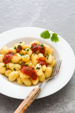 Gnocchi gri taş üzerinde domates soslu