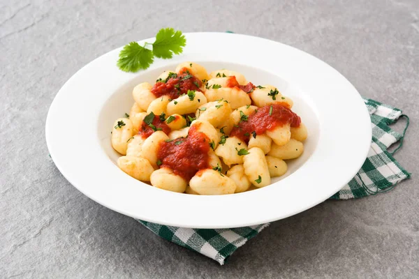 Gnocchi con salsa de tomate sobre piedra gris — Foto de Stock