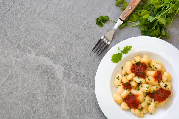 Gnocchi con salsa de tomate sobre piedra gris — Foto de Stock