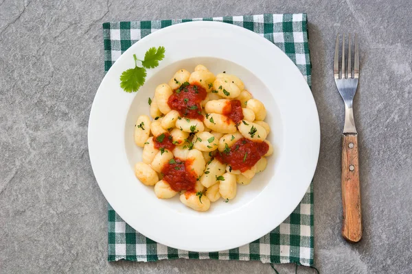 Gnocchi con salsa de tomate sobre piedra gris — Foto de Stock