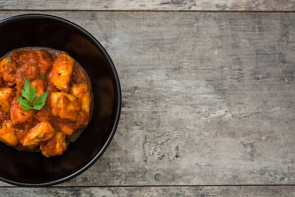 Huhn Tikka Masala in Schale auf Holztisch — Stockfoto