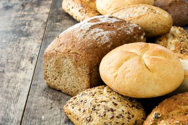 Ahşap masa üzerinde karışık ekmek