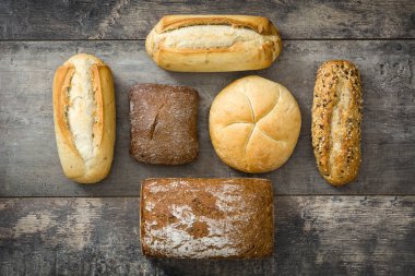 Karışık ekmekler tahta masada. Üstten Görünüm
