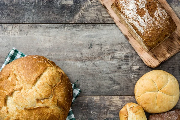 Kevert kenyér a fából készült asztal. Szemközti nézet — Stock Fotó