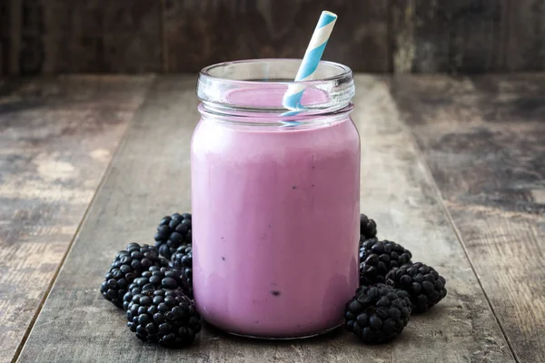 Smoothie aux mûres sain en verre sur table en bois — Photo