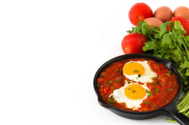 Meksika Kahvaltı: Huevos rancheros demir tavada beyaz arka plan üzerinde izole