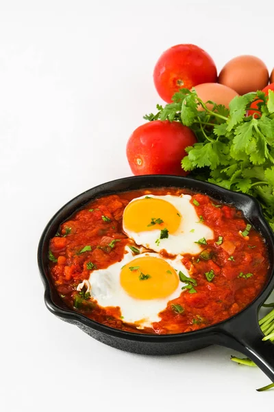 Mexicaanse ontbijt: Huevos rancheros in ijzer koekenpan geïsoleerd op witte achtergrond — Stockfoto