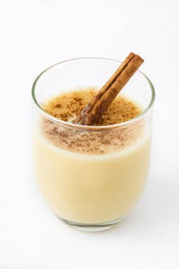 Beyaz arka plan üzerinde izole tarçın ev yapımı yumurta likörü. Tipik Noel tatlısı.