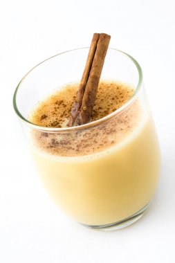 Beyaz arka plan üzerinde izole tarçın ev yapımı yumurta likörü. Tipik Noel tatlısı.