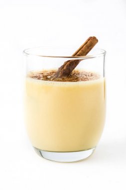 Beyaz arka plan üzerinde izole tarçın ev yapımı yumurta likörü. Tipik Noel tatlısı.