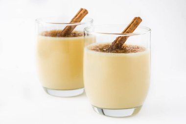 Beyaz arka plan üzerinde izole tarçın ev yapımı yumurta likörü. Tipik Noel tatlısı.