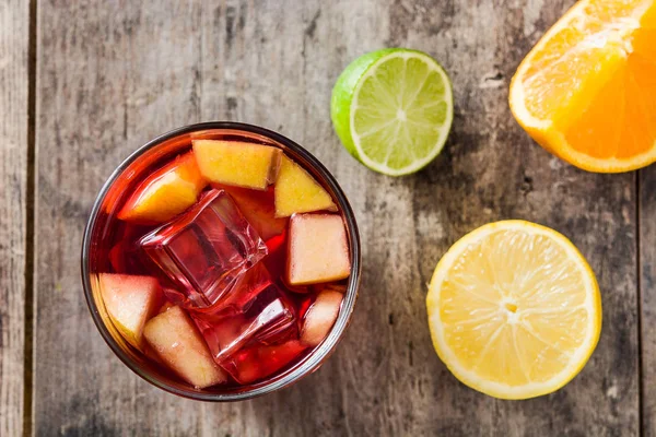 Bebida de sangría en vaso sobre mesa de madera — Foto de Stock