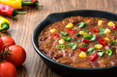 Geleneksel Meksika tex mex chili con carne ahşap masa üzerinde bir tavada