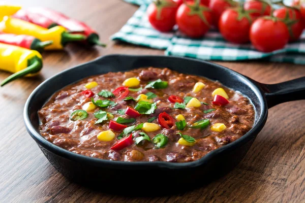 Tradicional mexicana tex mex chili con carne em uma frigideira na mesa de madeira — Fotografia de Stock