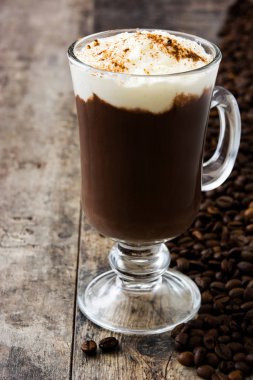 İrlandalı kahve cam ahşap arka plan üzerinde