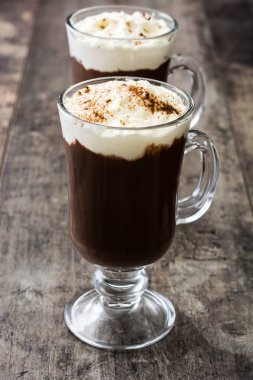 İrlandalı kahve cam ahşap arka plan üzerinde