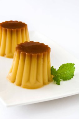 Krem karamel. Beyaz arka plan üzerinde izole yumurta puding