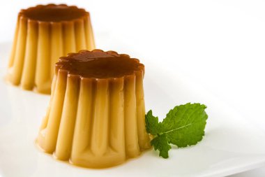 Krem karamel. Beyaz arka plan üzerinde izole yumurta puding