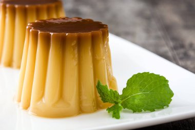 Krem karamel. Ahşap masa üzerinde yumurta puding.