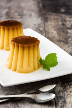 Krem karamel. Ahşap masa üzerinde yumurta puding.